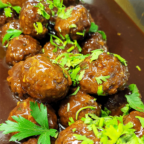Albóndigas rellenas en salsa BBQ