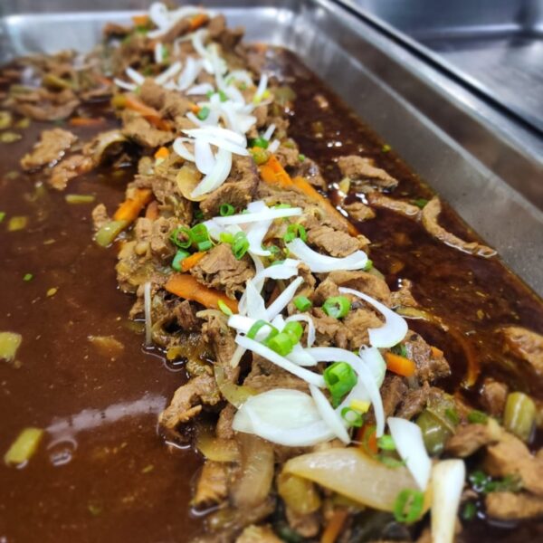 Lomo con vegetales salteados