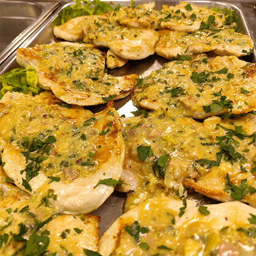 Filet de pollo en crema charcutier