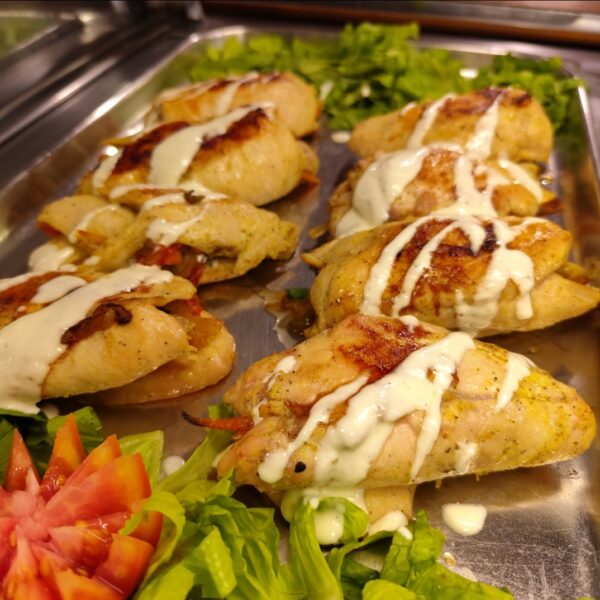 Envoltinis de pollo en salsa de ajo